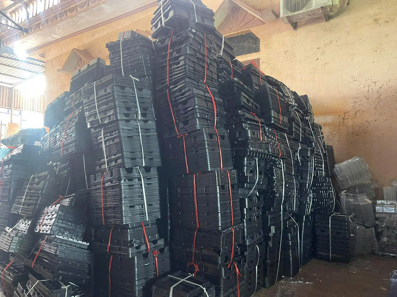 Khay nhựa công nghiệp thu mua giá cao